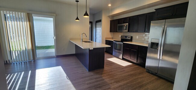 Building Photo - 1002 Rosa Way