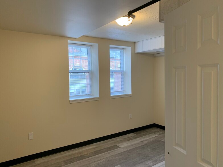 Building Photo - 535 E Orange St