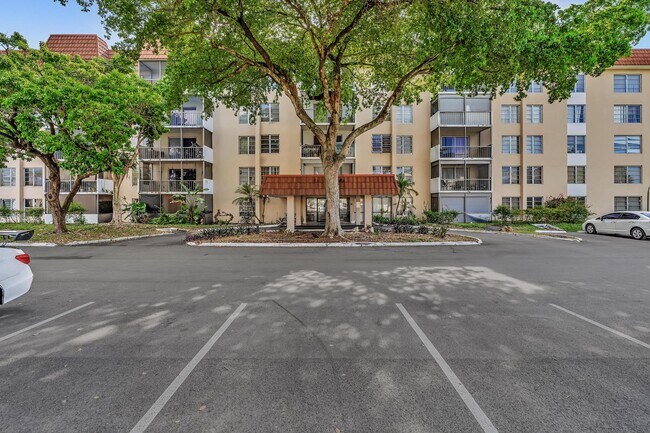 Building Photo - 4158 Inverrary Dr