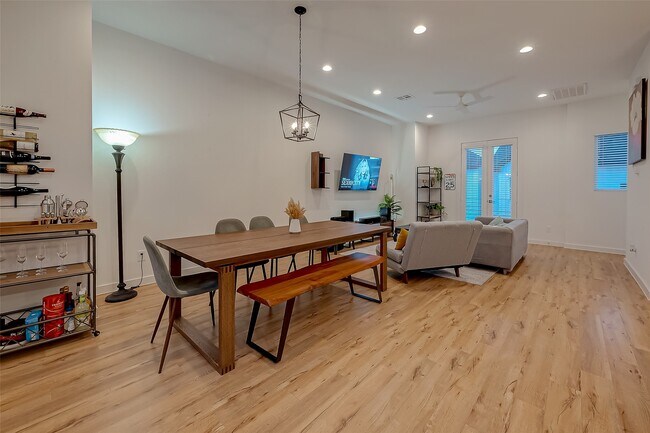 Building Photo - 8911 Knoll Villas St