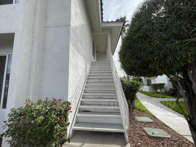 Building Photo - 1800 Club House Dr