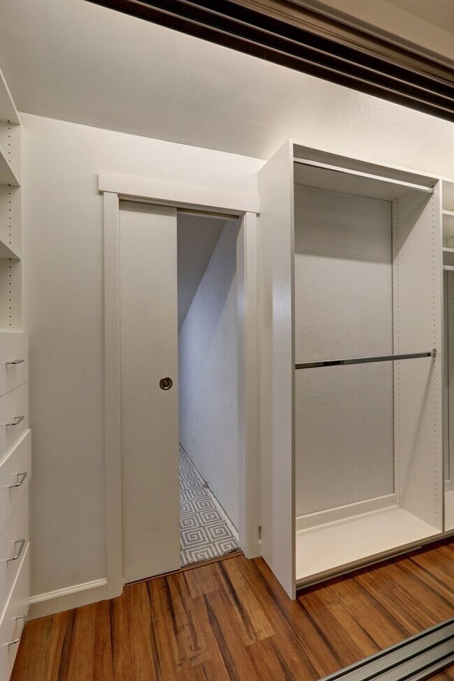 Building Photo - Large 2 Story Condo Available in Perfect Redmond Location!