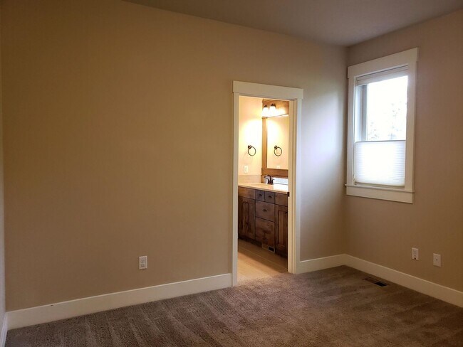Building Photo - Modern 3-Bed in The Bridges with Community...