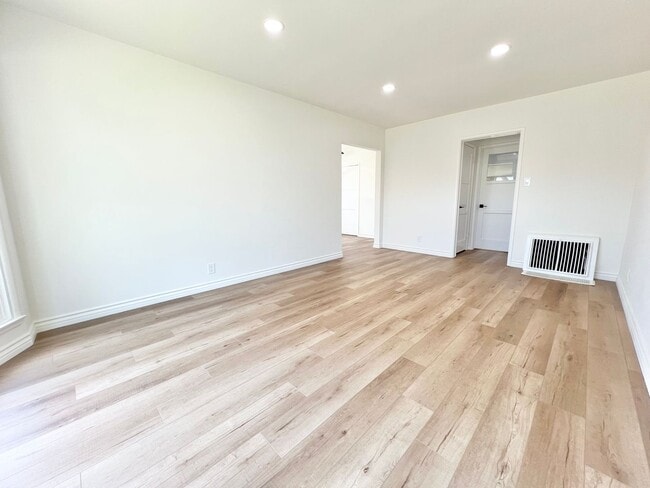 Building Photo - Charming Remodeled Lakewood Home with Bonu...