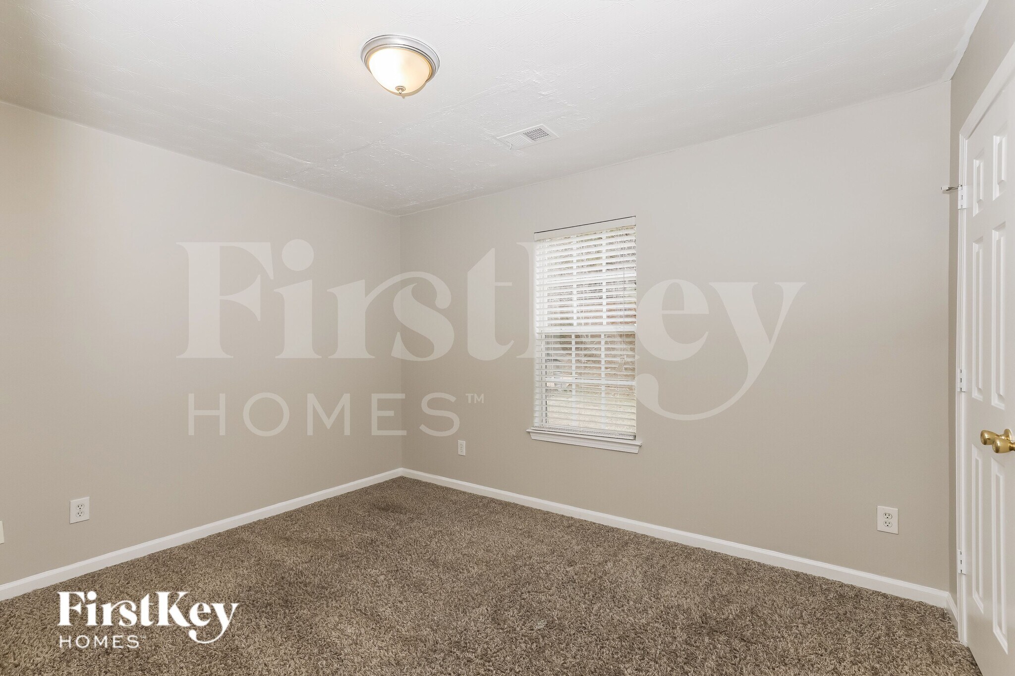 Building Photo - 2631 S Hills