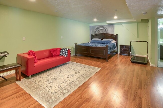 Building Photo - 3 Bedroom / 3.5 Bathroom Townhome in Millc...