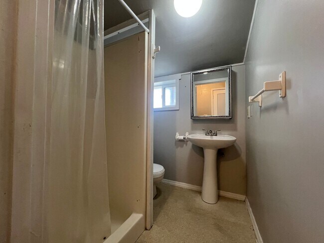 Building Photo - 4 Bedroom, 1 Bath Home with Washer & Dryer