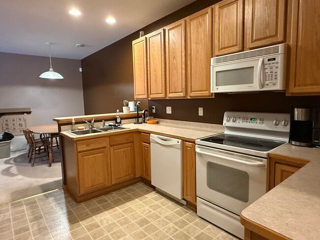 Building Photo - 2 Bed Plus LOFT - Great Location