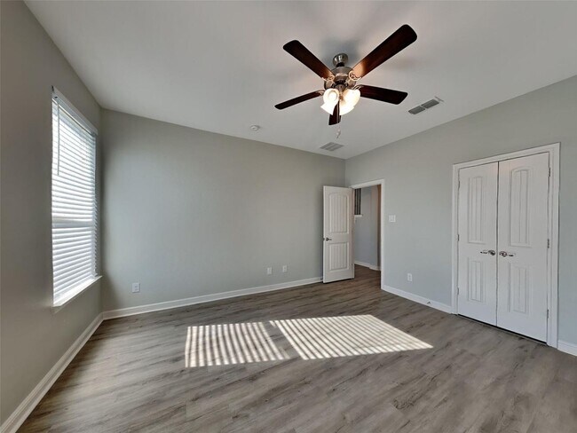 Building Photo - 5BR/4BA | Updated Single Family Home | 2-Car Garage | Gated backyard