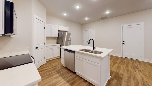 Building Photo - 1119 N Broadview Ln