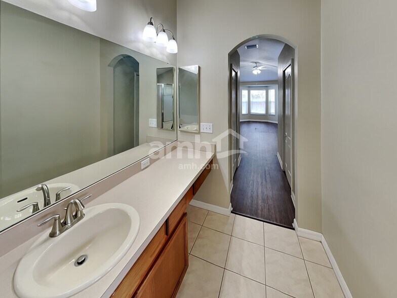 Building Photo - 12828 Standbridge Dr