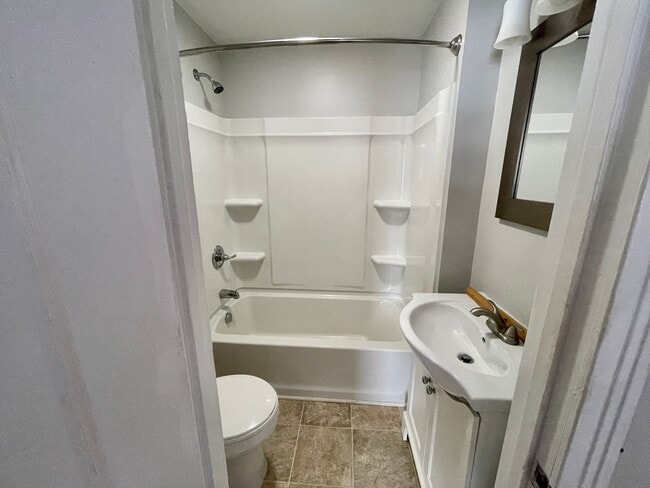 Building Photo - Cute 2 Bedroom Bungalow