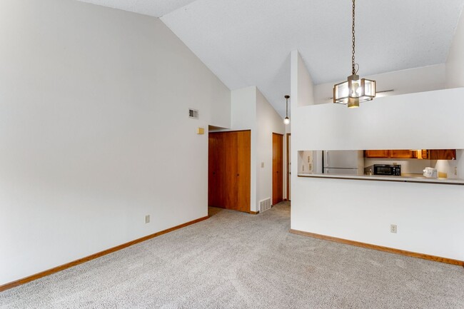Building Photo - Cozy Condo in Convenient Location with Mou...
