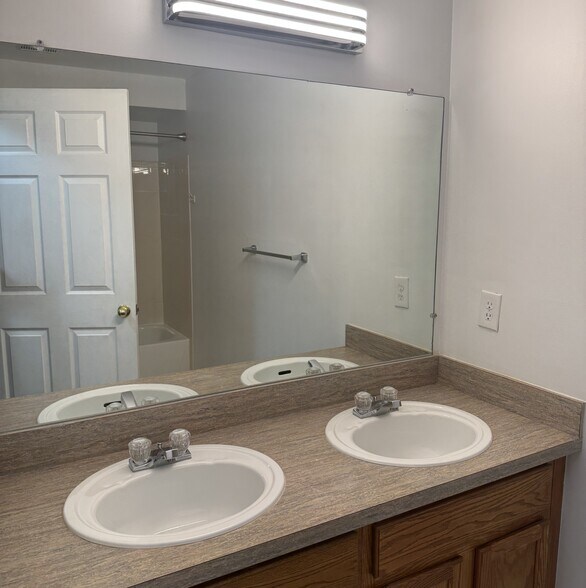 Building Photo - 28187 Raleigh Crescent Dr