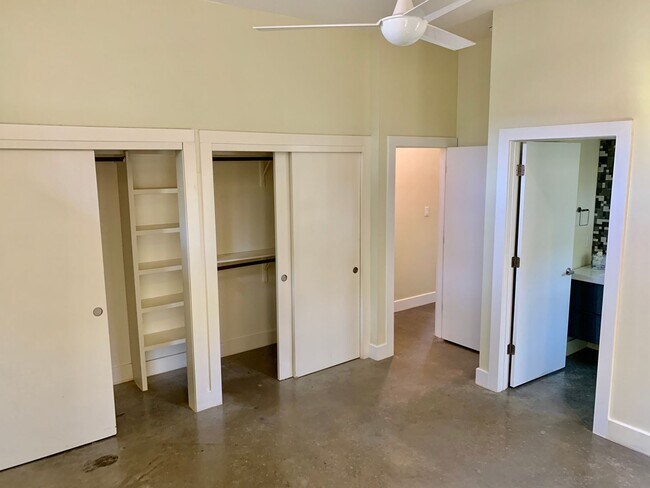 Building Photo - Modern 3 bedroom home in East Austin