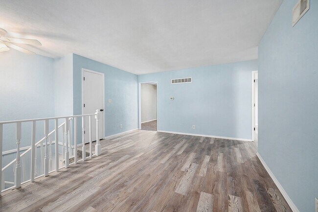 Building Photo - ****AVAILABLE NOW**** Huge Independence Du...
