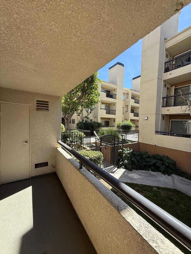 Building Photo - Modern 1BD/1BA Condo at The Met Warner Center! Ready for Move-In!