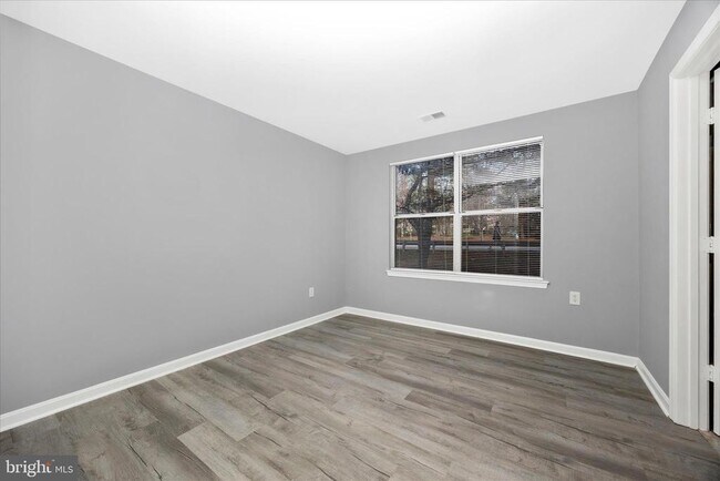 Building Photo - 10001 Vanderbilt Cir