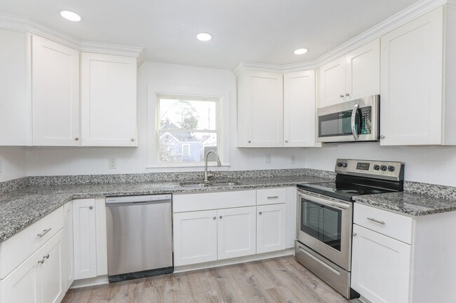 Building Photo - Beautiful Cape Cod Style home for Rent!  BONUS MILITARY / FIRST RESPONDER DISCOUNT!