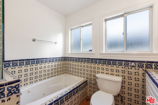 Building Photo - 1557 N Stanley Ave