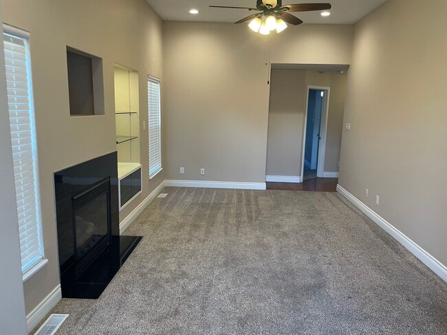 Building Photo - Beautiful 4 bedroom, 3 1/2 bath.