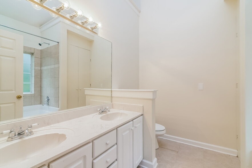 Building Photo - 1801 Devon Dr