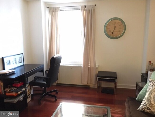 Building Photo - 219 S 18th St