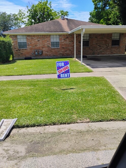 Building Photo - 832 Holt Dr