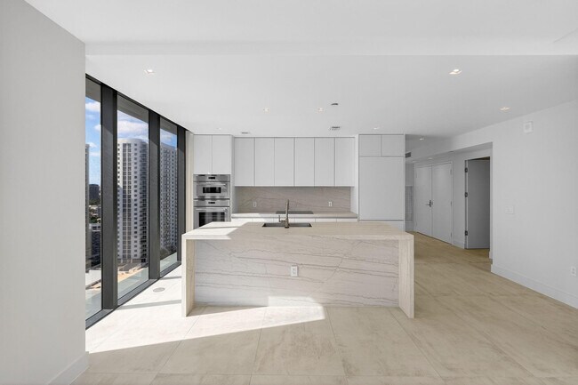 Building Photo - 700 NE 24th St