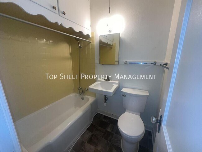 Building Photo - 2303 E 9th St