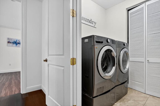 Building Photo - 1705 NE 11th St