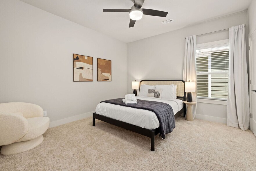 Building Photo - 913 NE Hts Ln