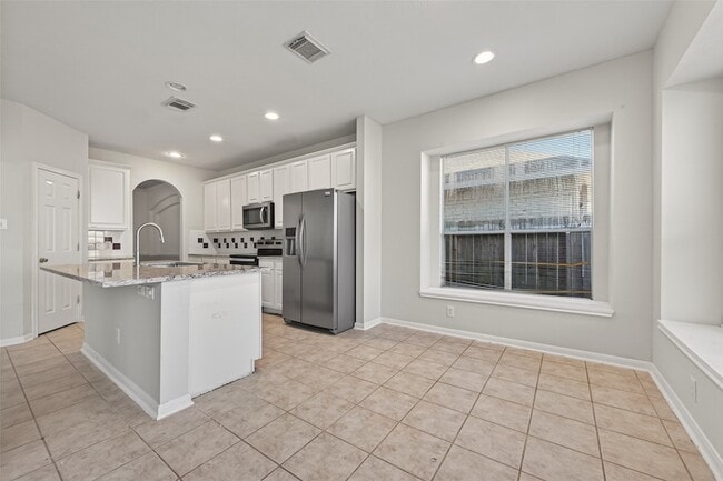 Building Photo - 23730 River Pl Dr