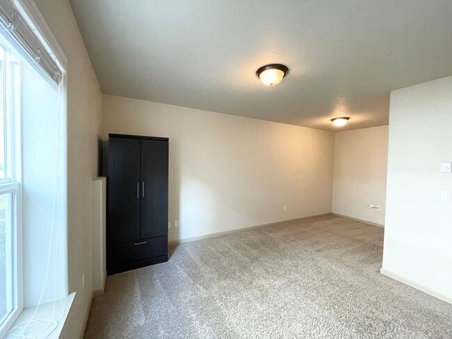 Building Photo - 4 Bedroom Home near Orenco Station!!