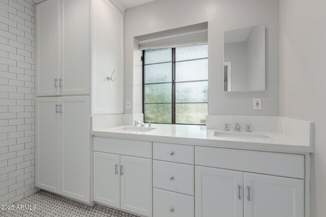 Building Photo - 5001 E Mitchell Dr