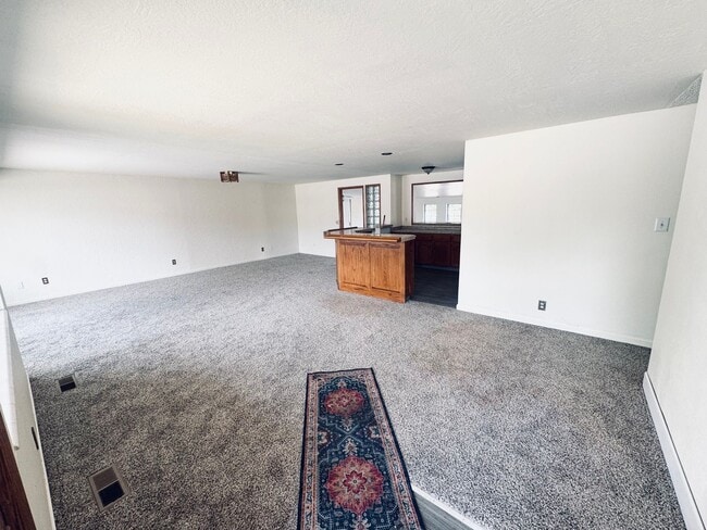 Building Photo - Charming 3 Bedroom Home