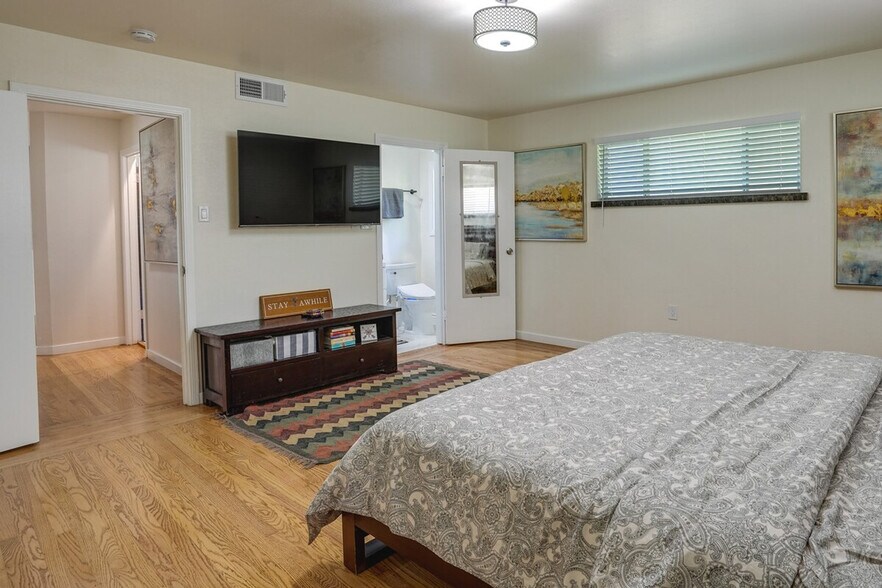 Building Photo - 11 Kenilworth Dr