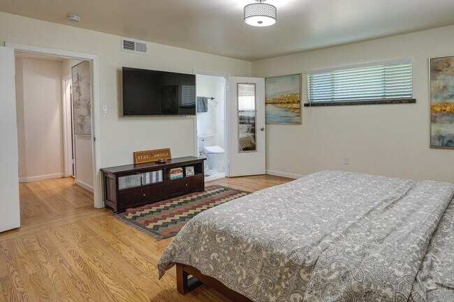 Building Photo - 11 Kenilworth Dr