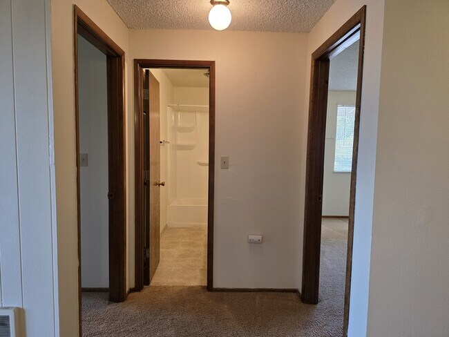 Building Photo - 2022 E 6th St