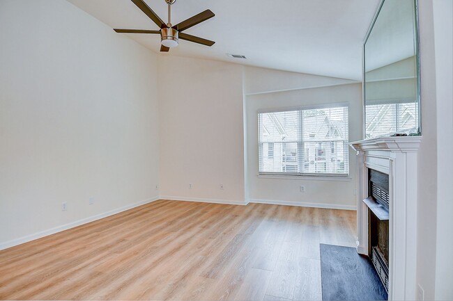 Building Photo - 2393 London Pointe Dr