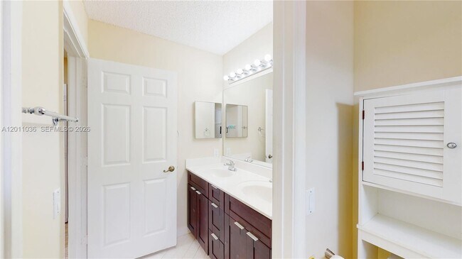 Building Photo - 897 Briar Ridge Rd