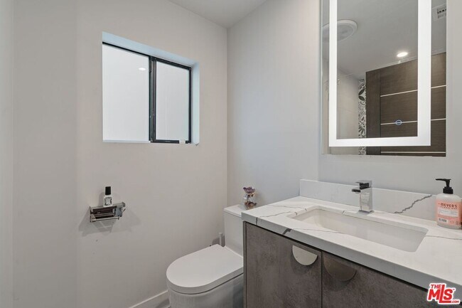Building Photo - 12911 Bluff Creek Dr