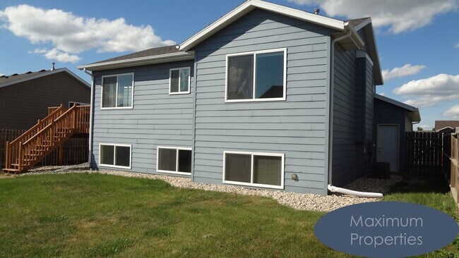 Building Photo - SPACIOUS FOUR BEDROOM HOUSE, WITH LOTS OF AMENITITES AND A GREAT LOCATION!!!