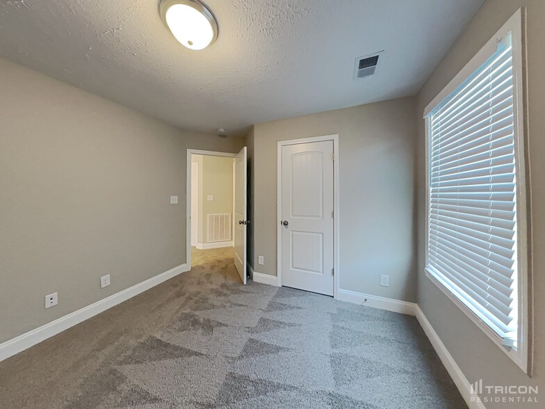 Building Photo - 152 Sambar Dr