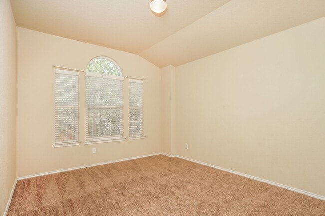 Building Photo - 4 bedroom home only 4 miles from Randolph AFB