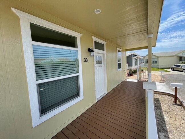 Building Photo - 33 Magnolia Via