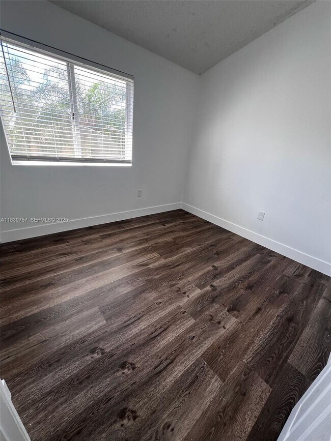 Building Photo - 6215 SW Kendale Lakes Cir