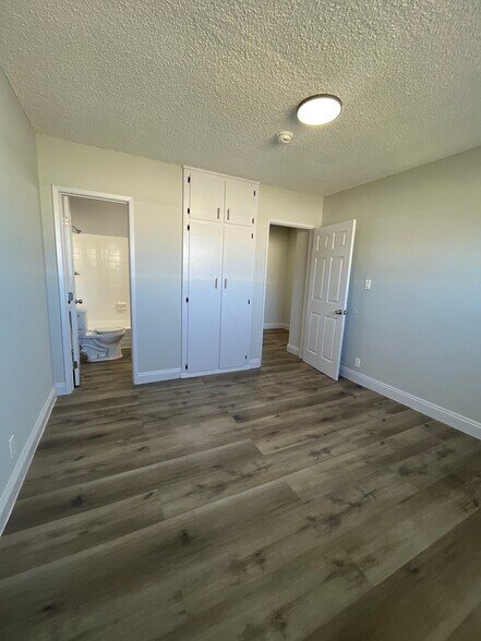 Building Photo - 1334 W 93rd St