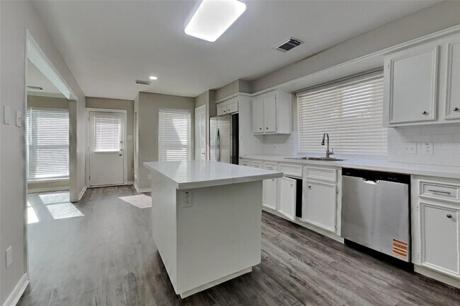 Building Photo - 1315 Forest Hollow Dr