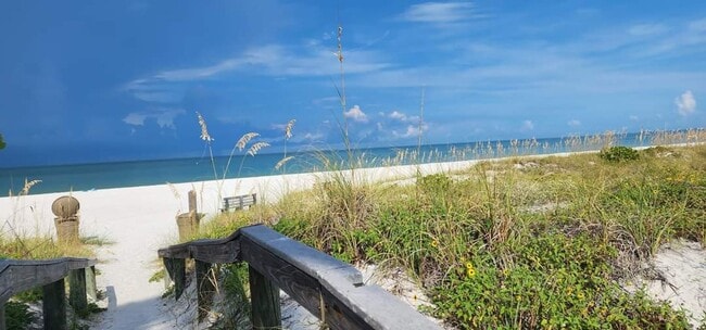 Building Photo - FURNISHED LUXURY 3 Br 3 Ba RENTAL NEAR DOWNTOWN ST PETERSBURG, FL